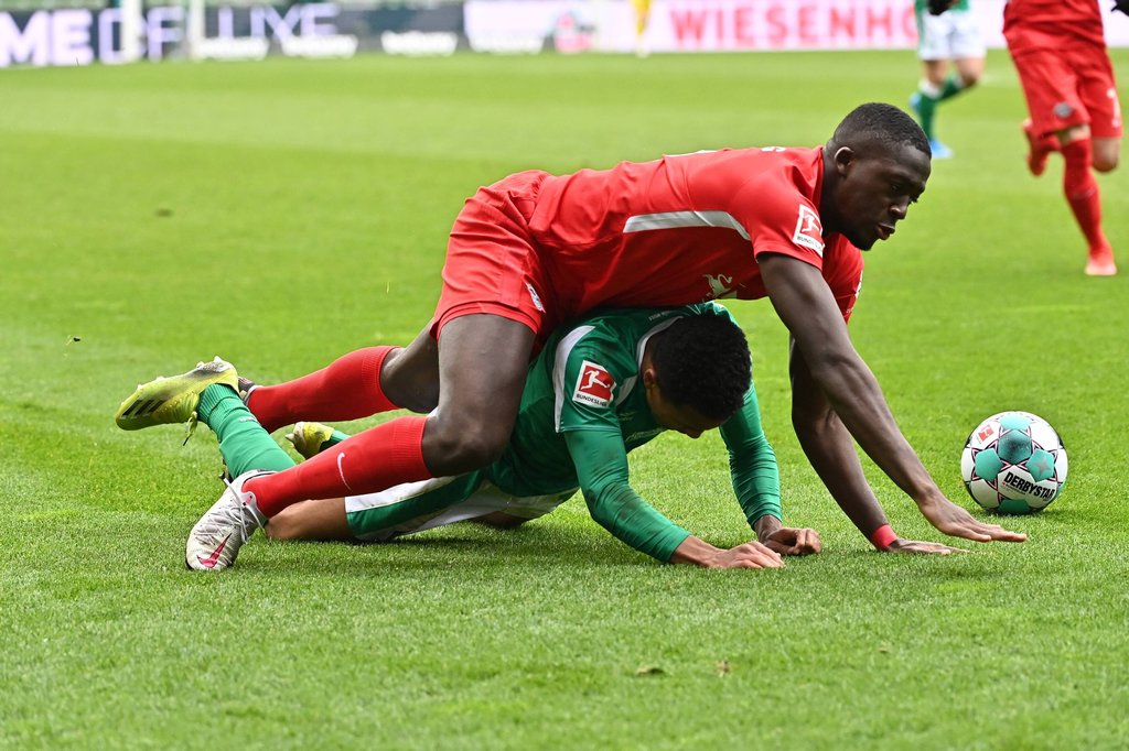 Überlegen: RB Leipzigs Konaté und Werders Agu (unten)