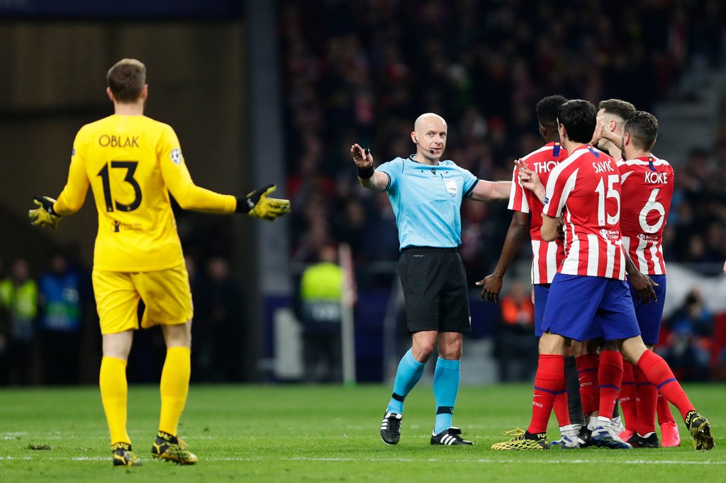 Pfiff bereits das Achtelfinal-Hinspiel von Atletico gegen Liverpool: Szymon Marciniak.