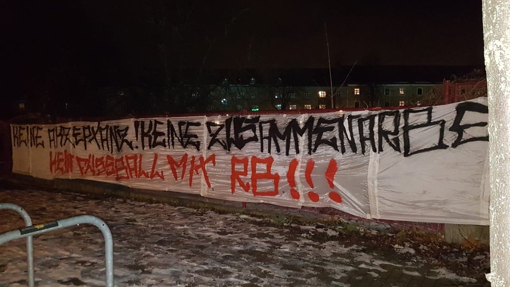 Botschaft der Fans des Halleschen FC vor dem Drittligaspiel gegen Saarbrücken.