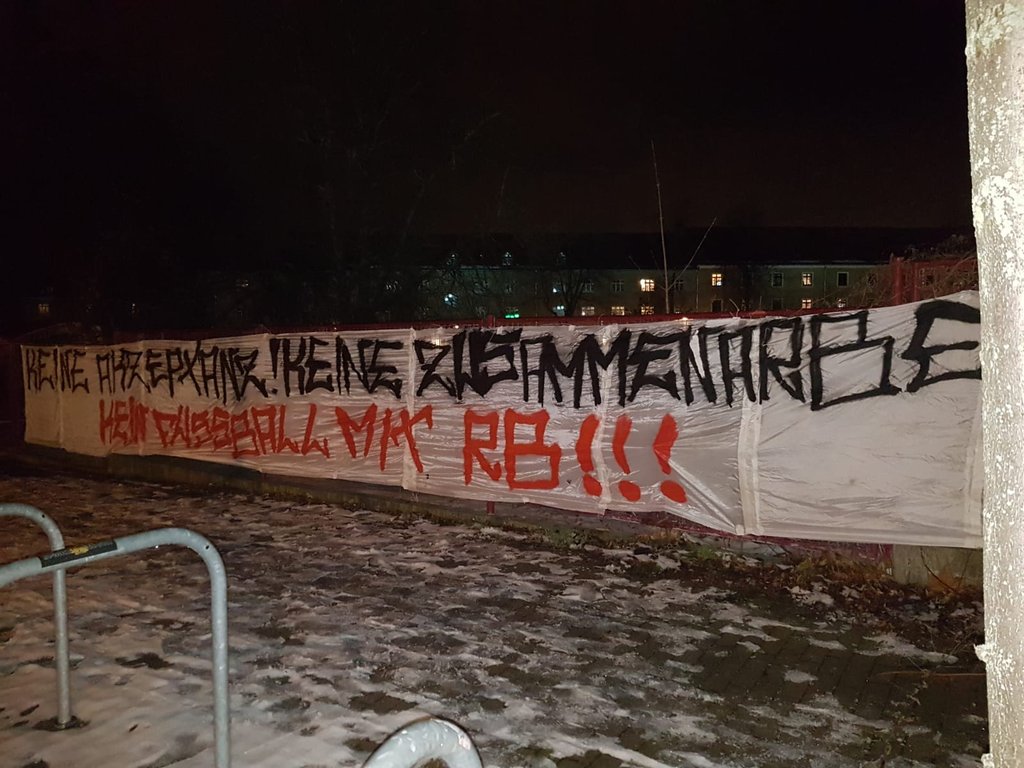 Botschaft der Fans des Halleschen FC vor dem Drittligaspiel gegen Saarbrücken.