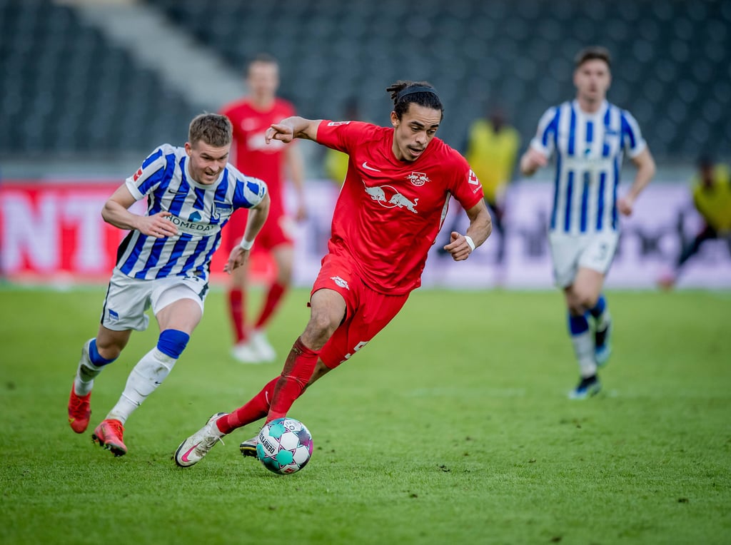Leipzigs Yussuf Poulsen (rot) gegen Herthas Maximilian Mittelstaedt.