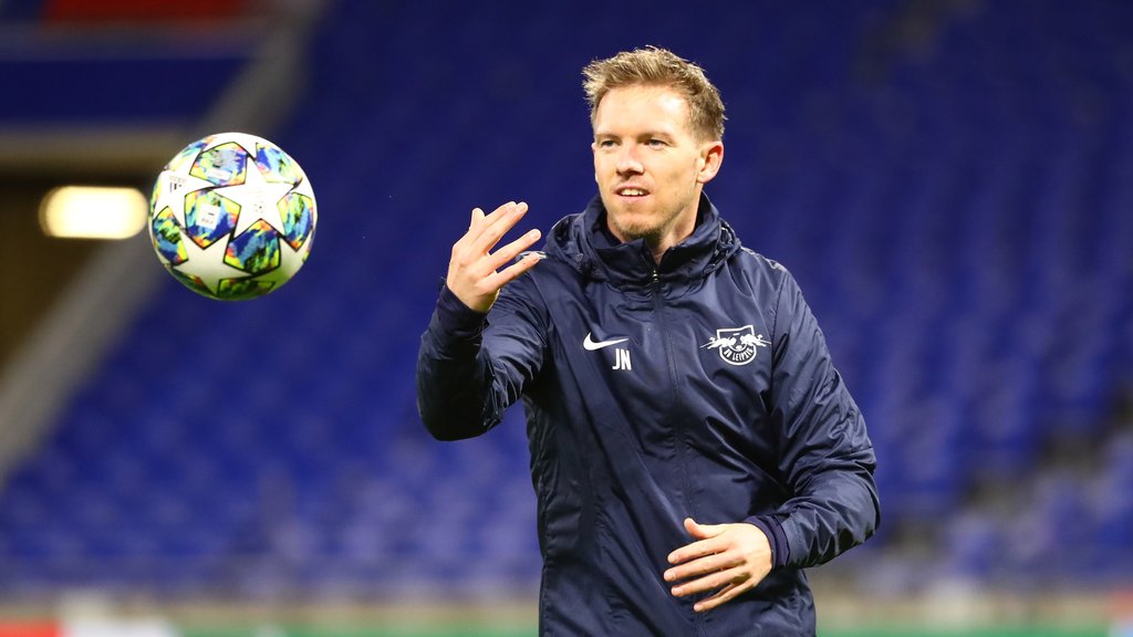 Spielt sich auch mit den Journalisten die Bälle zu: Julian Nagelsmann in Lyon.