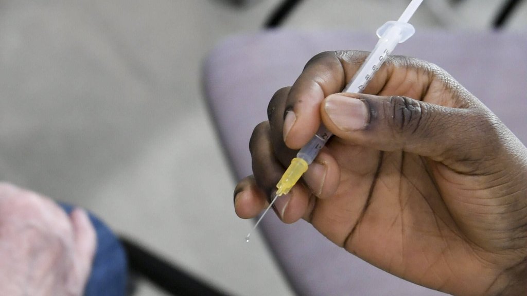 Das Impfen gegen das Coronavirus wird im Sport breit diskutiert.