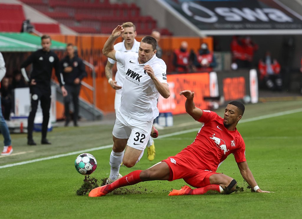 Starke Defensivleistung: Benjamin Henrichs gegen Augsburgs Laufwunder Raphael Framberger.