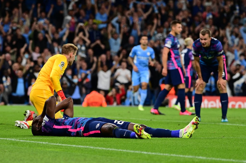 Gibt's doch nicht: Nordi Mukiele (am Boden) trifft ins eigene Tor