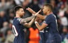 Lionel Messi (l.) and Kylian Mbappe von Paris Saint-Germain feiern das 3:2 gegen RB Leipzig am 3. Spieltag der Champions League.
