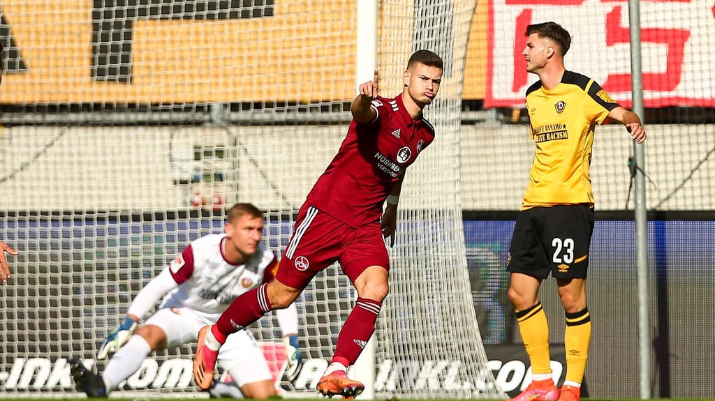 Tom Krauß jubelt nach seinen Tor gegen Dresden.