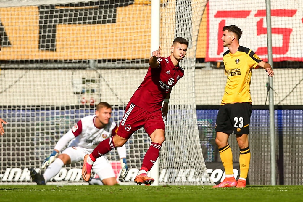 Tom Krauß jubelt nach seinen Tor gegen Dresden.