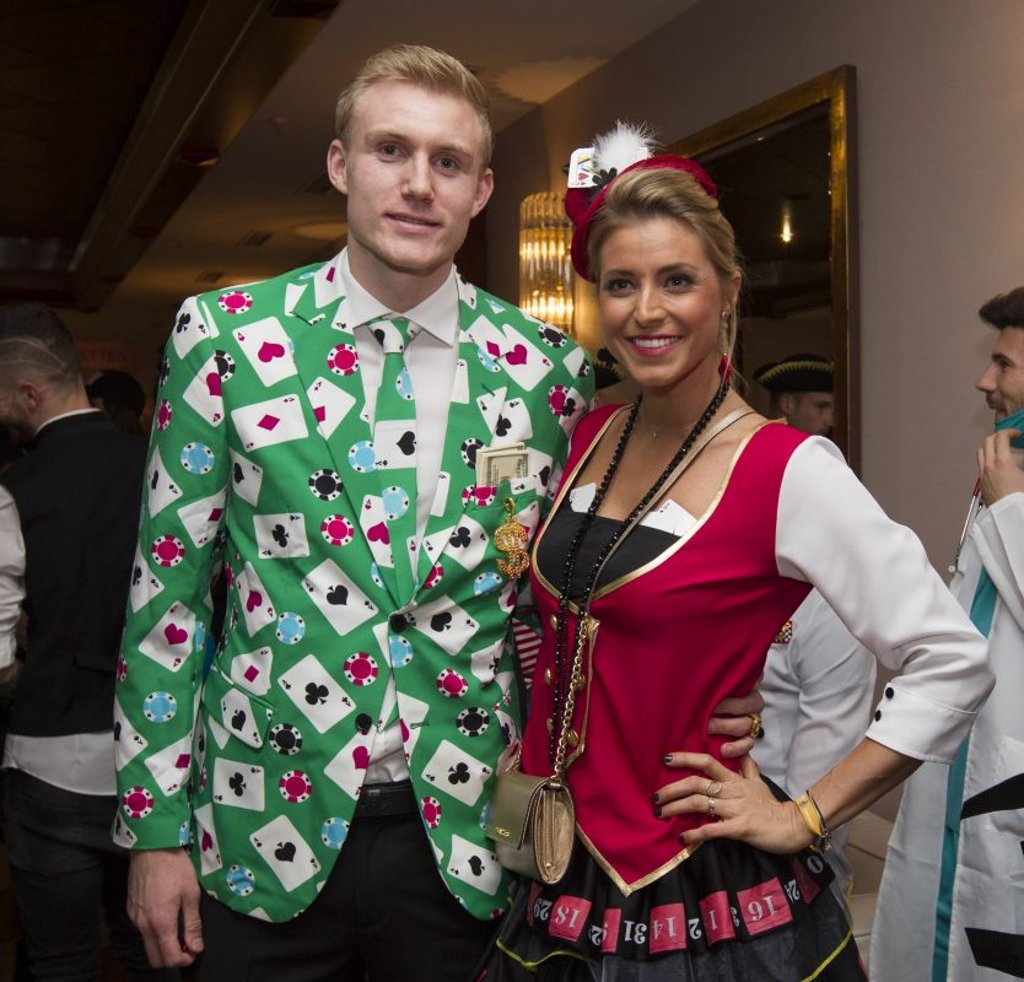 Können entspannt Karneval Feier: Pokerface Frederik Sörensen (mit Freundin Elisa) ist gegen RB Leipzig gelbgesperrt