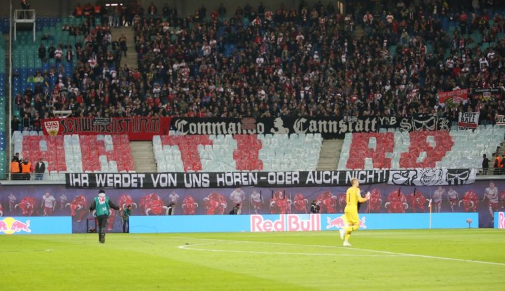 VfB-Fans drücken ihren Protest mit einem Stimmungsboykott und mit Bannern aus.