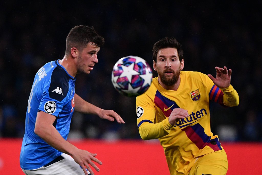 Diego Demme im Zweikampf mit Lionel Messi.