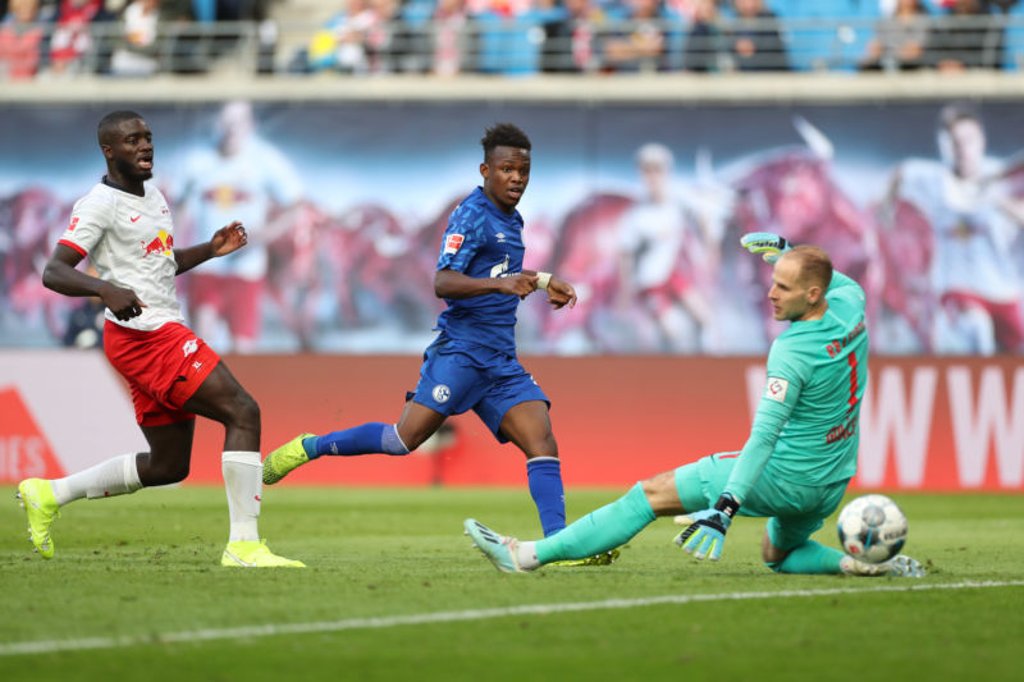 Indisponiert: Dayot Upamecano kommt beim Schalker 3:0 gegen Rabbi Matondo zu spät