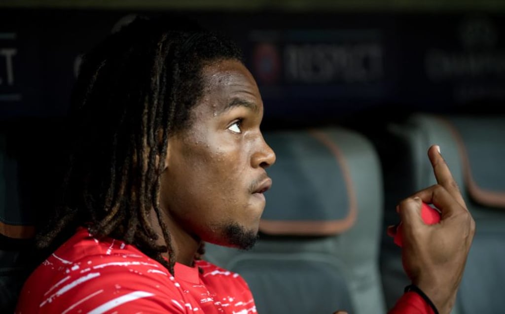 Muenchens Renato Sanches mit erhobenem Mittelfinger und ernstem Blick.