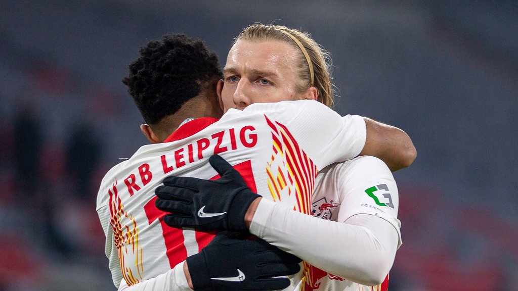 Umarmung mit Kollege und Klub: Emil Forsberg