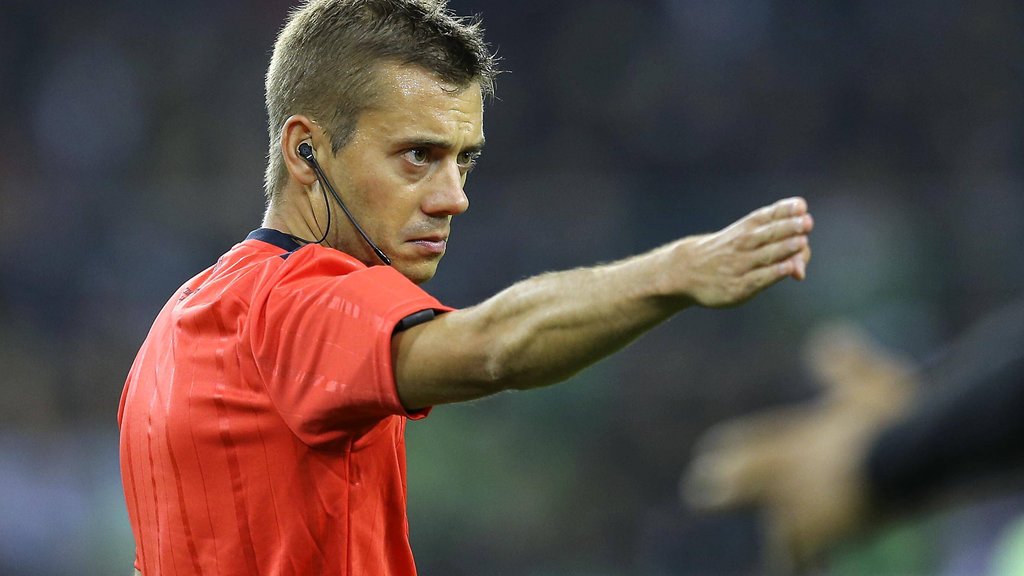 Rot ist offenbar die Lieblingsfarbe von Referee Clément Turpin.