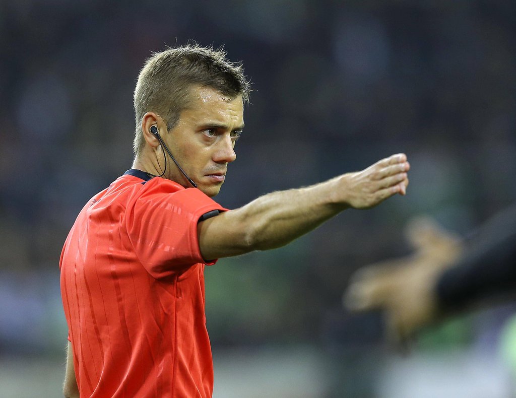 Rot ist offenbar die Lieblingsfarbe von Referee Clément Turpin.