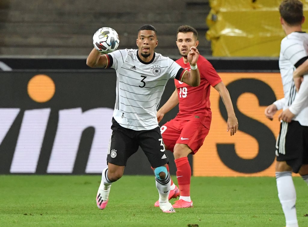 Benjamin Henrichs (l.) in einem Länderspiel gegen die Türkei 2020.