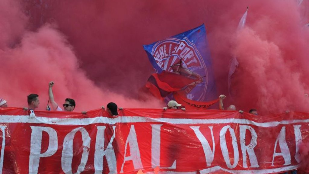 Roter Rauch steigt auf: Die RB-Kurve beim DFB-Pokalfinale in Berlin