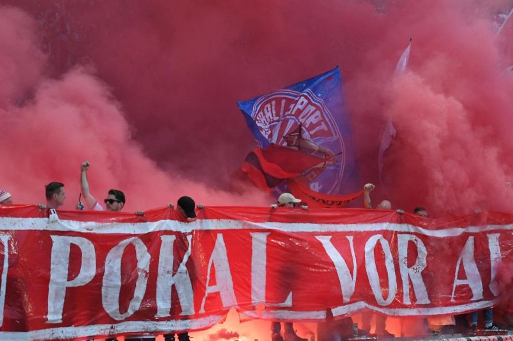 Roter Rauch steigt auf: Die RB-Kurve beim DFB-Pokalfinale in Berlin