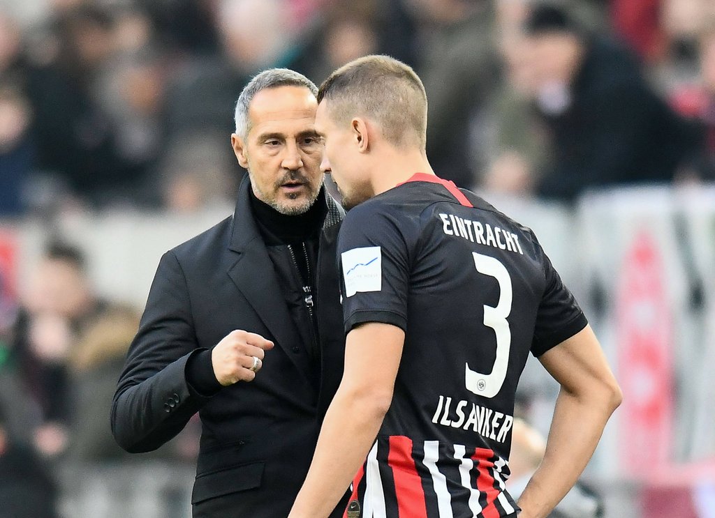 So machen wir das: SGE-Coach Hütter gibt Ex-RBler Ilsanker Anweisungen