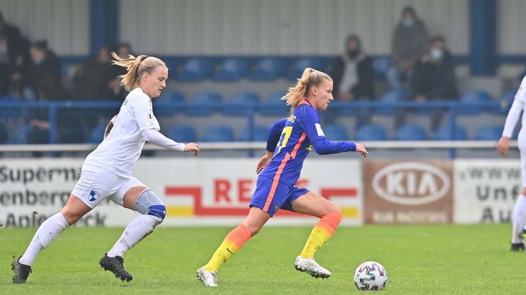 Marlene Müller (r.) von RB Leipzig im Duell mit dem SV Berghofen.