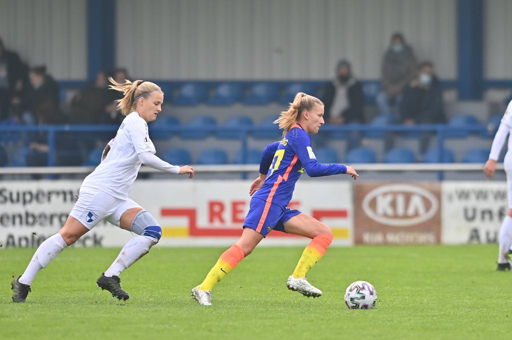Marlene Müller (r.) von RB Leipzig im Duell mit dem SV Berghofen.