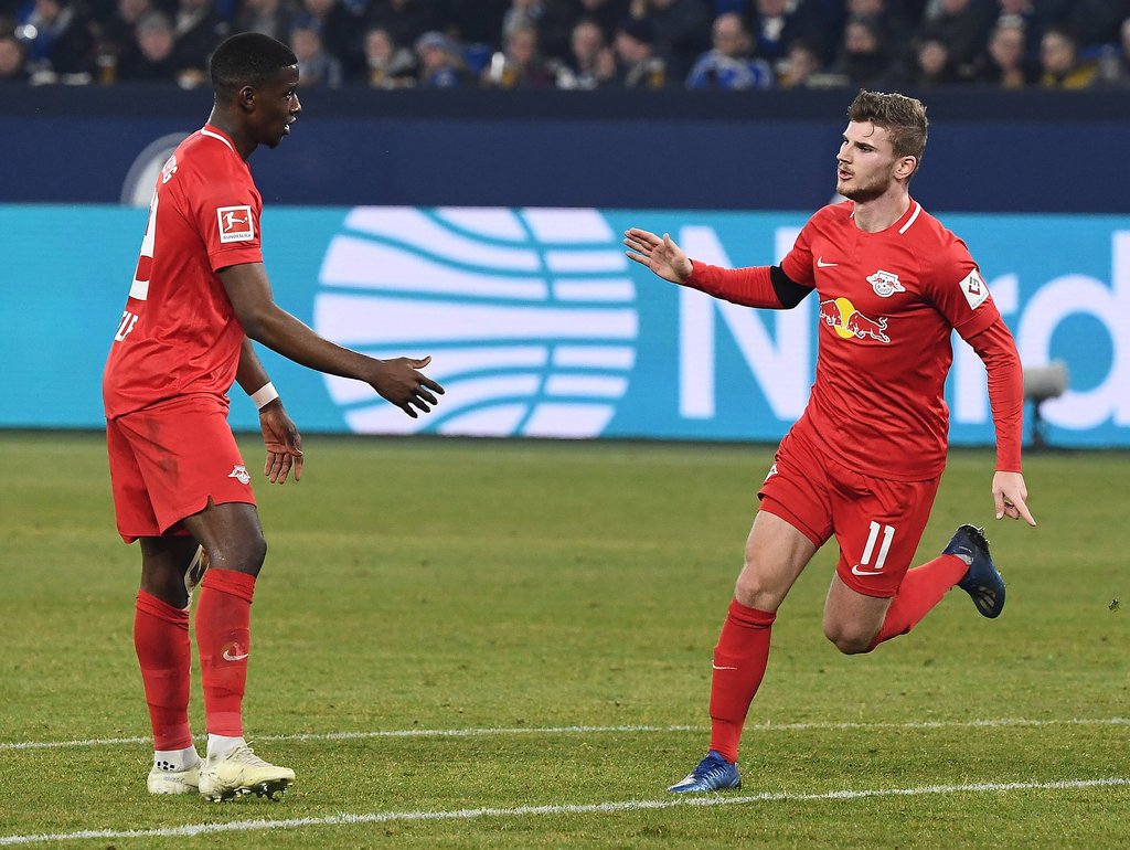 Zum Abklatschen: Werners und Mukieles (l.) Auftritt auf Schalke