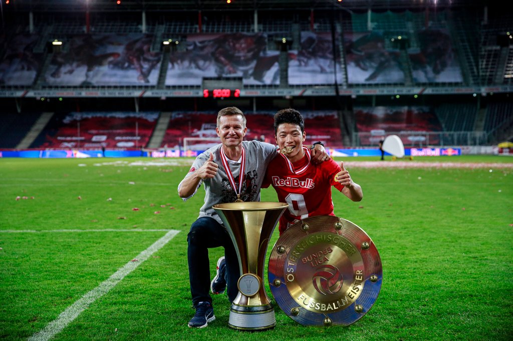 Meister und Pokalsieger: Hwang mit Ex-RB-Assistenzcoach Jesse Marsch.