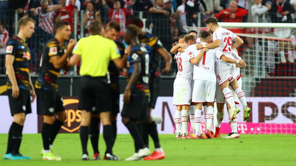 Leipzig schimpft, Köln jubelt: Die Szenerie nach der Tor-Entscheidung von Felix Brych.