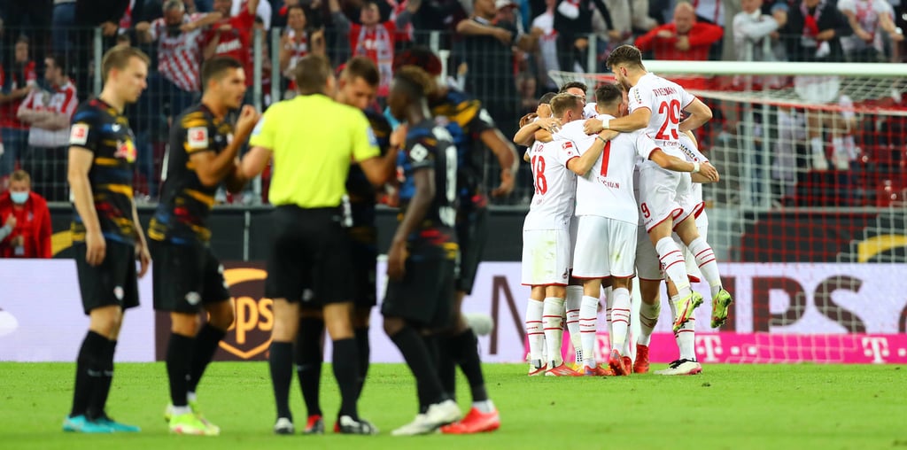 Leipzig schimpft, Köln jubelt: Die Szenerie nach der Tor-Entscheidung von Felix Brych.