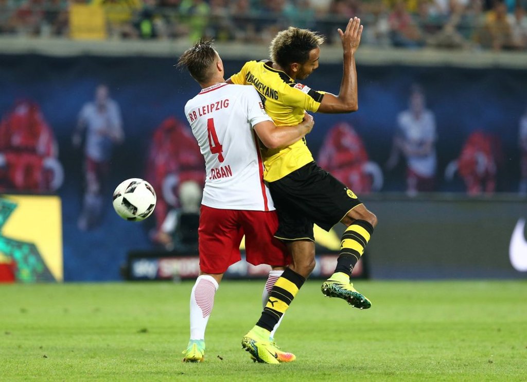 Willi Orban im Zweikampf mit Pierre-Emerick Aubameyang von Borussia Dortmund.