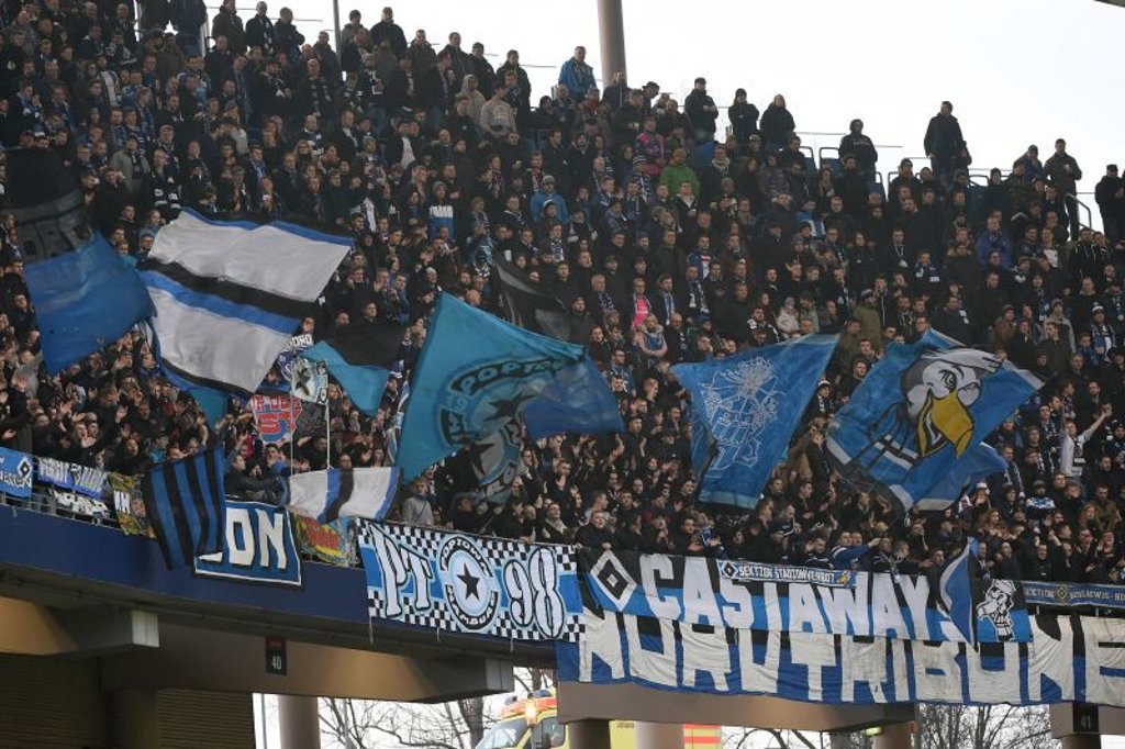 Im Stadion gab es dieses Mal offenbar keine Probleme mit HSV-Fans, bei der Anreise beschäftigten diverse Vorfälle die Polizei.