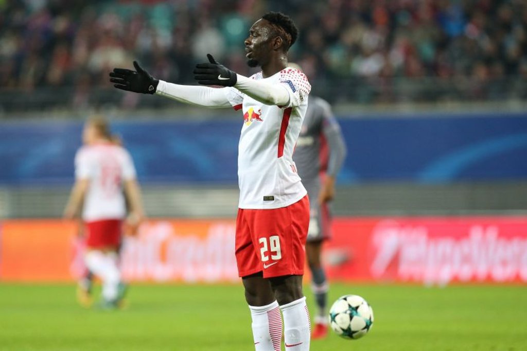 Jean-Kevin Augustin ärgert sich. Ebenso wie Ralph Hasenhüttl über dessen Leistung bei RB Leipzig.