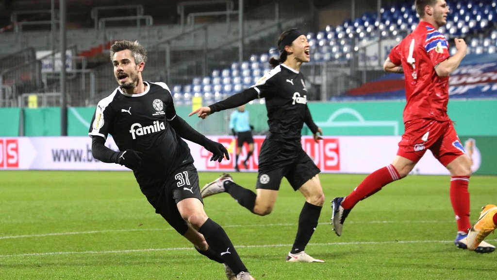 Sensation: Fin Bartels (links) schlägt mit Holstein Kiel den Rekordmeister und -Pokalsieger FC Bayern.