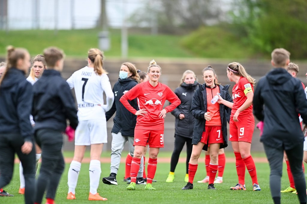 Anja Mittag nach dem Abpfiff im Spiel gegen Borussia Mönchengladbach.