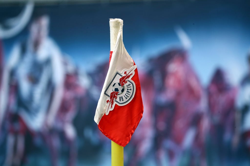 Kein Problem für die DFL-Klubs: Das Logo von RB Leipzig auf einer Eckfahne