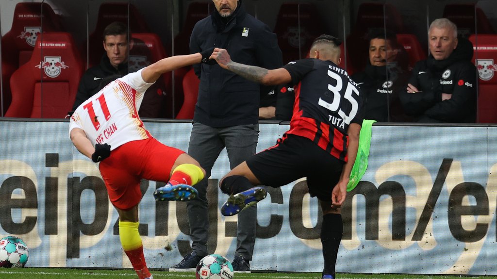 Paso doble vor den Augen von Adi Hütter. Leipzigs Hwang und Frankfurts Tuta