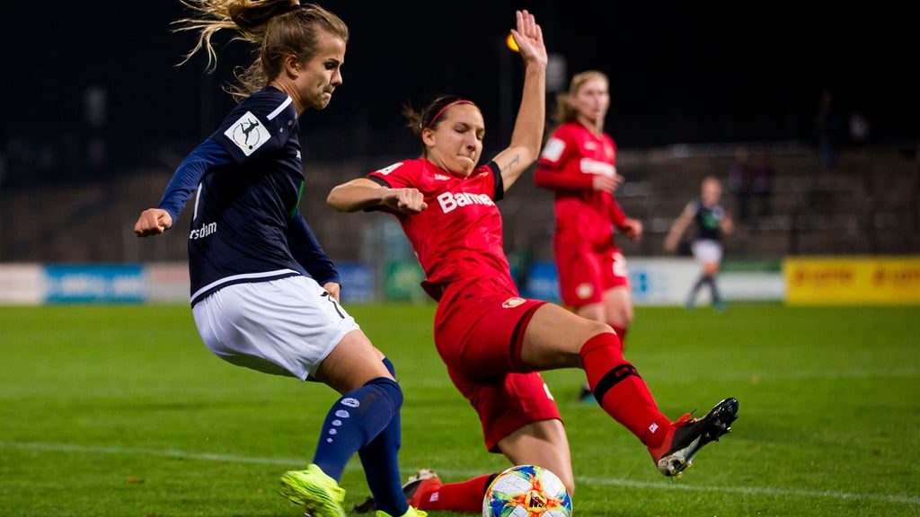 Frederike Kempe grätscht gegen Anna Gasper (l.).
