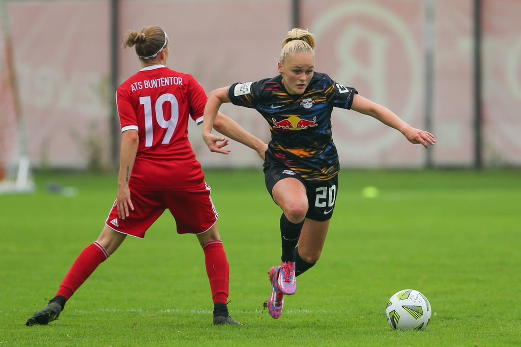 Joana Schierenbeck (ATS Buntentor, 19) und Victoria Krug (RB Leipzig, 20) im Zweikampf.