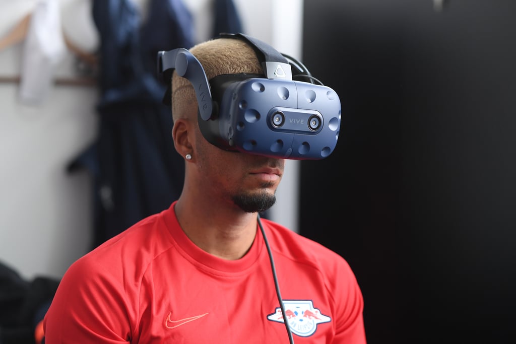 Benjamin Henrichs bei der diagnostischen Untersuchung mit VR-Brille.