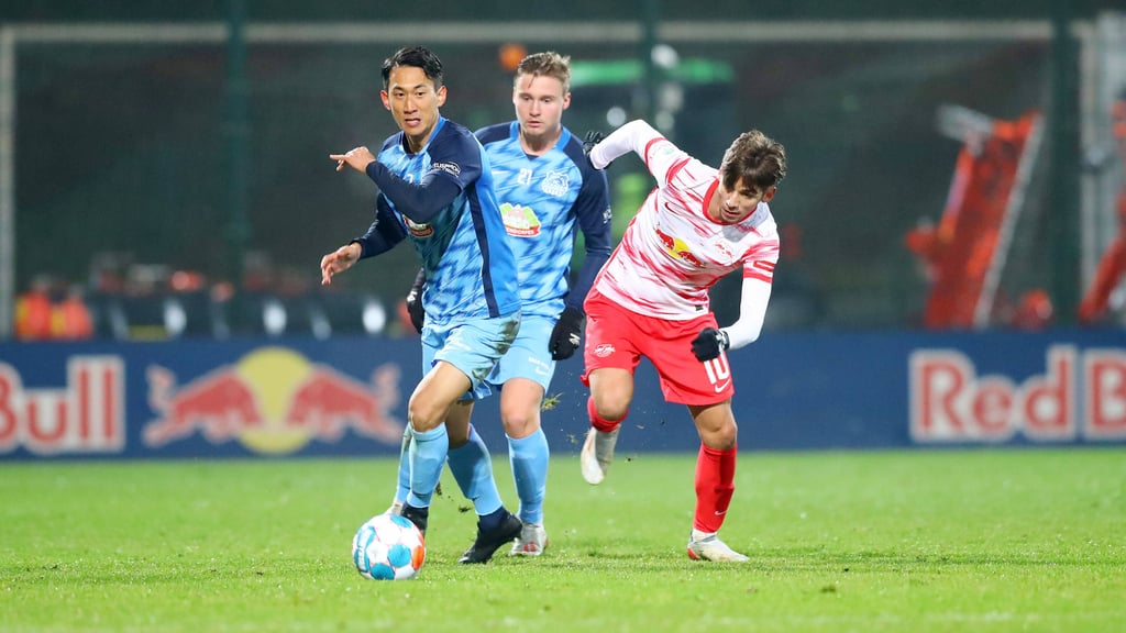 Darf ab Dienstag bei den Profis von RB Leipzig ran: Mehmet Ibrahimi (rechts, gegen Eilenburgs Dong-Min Kim).
