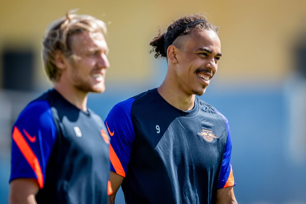 Bei RB Leipzig Kollegen, bei der EM Konkurrenten: Emil Forsberg (l.) und Yussuf Poulsen beim Training.