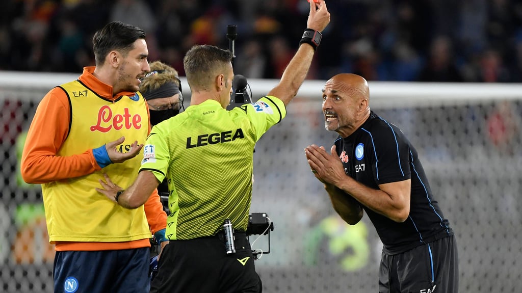 Schiedsrichter Davide Massa zeigt Luciano Spalletti, dem Trainer des SSC Neapel, die Rote Karte.