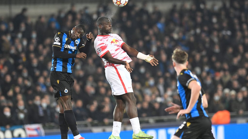 „Körperlichkeit gezeigt und absolut präsent”: Brian Brobbey im Luftduell gegen Brügges Stanley Nsoki.