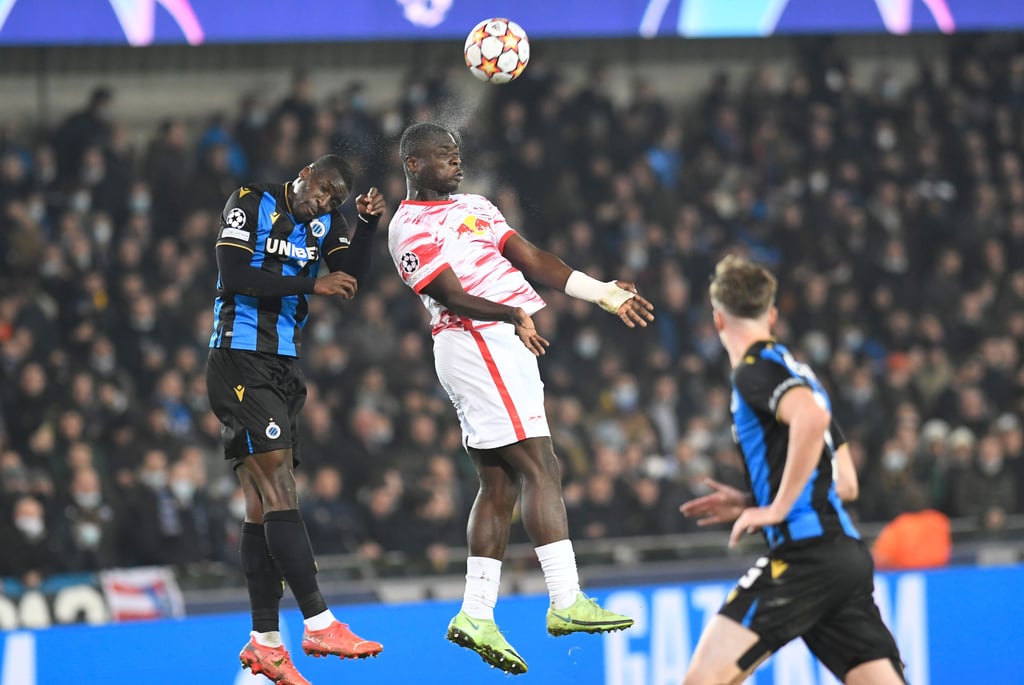 „Körperlichkeit gezeigt und absolut präsent”: Brian Brobbey im Luftduell gegen Brügges Stanley Nsoki.