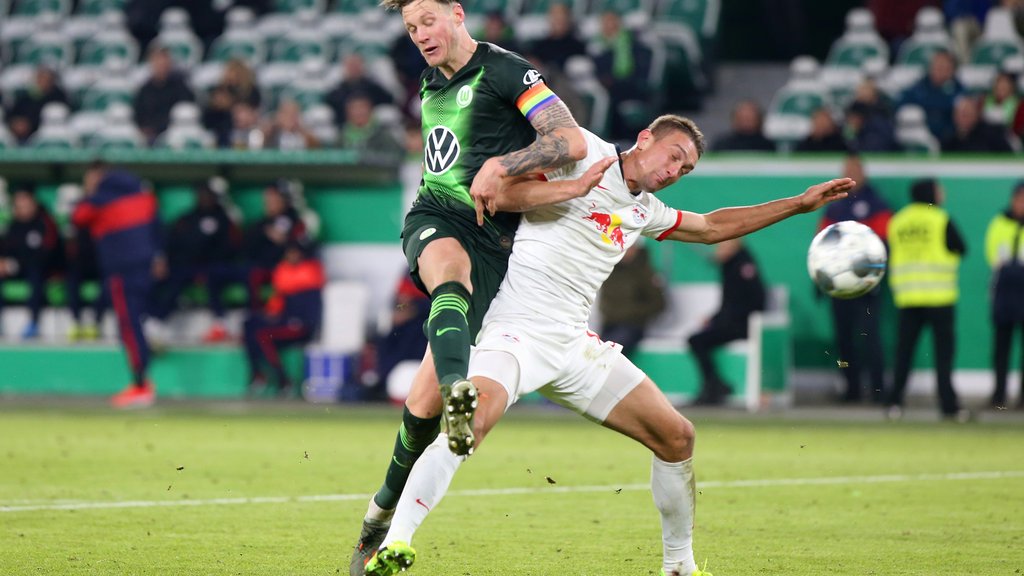 "Herzerfrischend": Stefan Ilsanker (r.) im Zweikampf mit VfL-Stürmer Weghorst