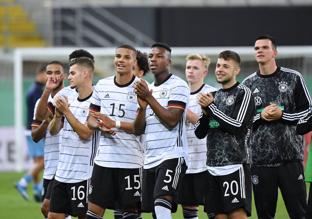 Erleichtert über den ersten Sieg unter dem neuen Trainer: Tom Krauß (3.v.l.) mit Kollegen