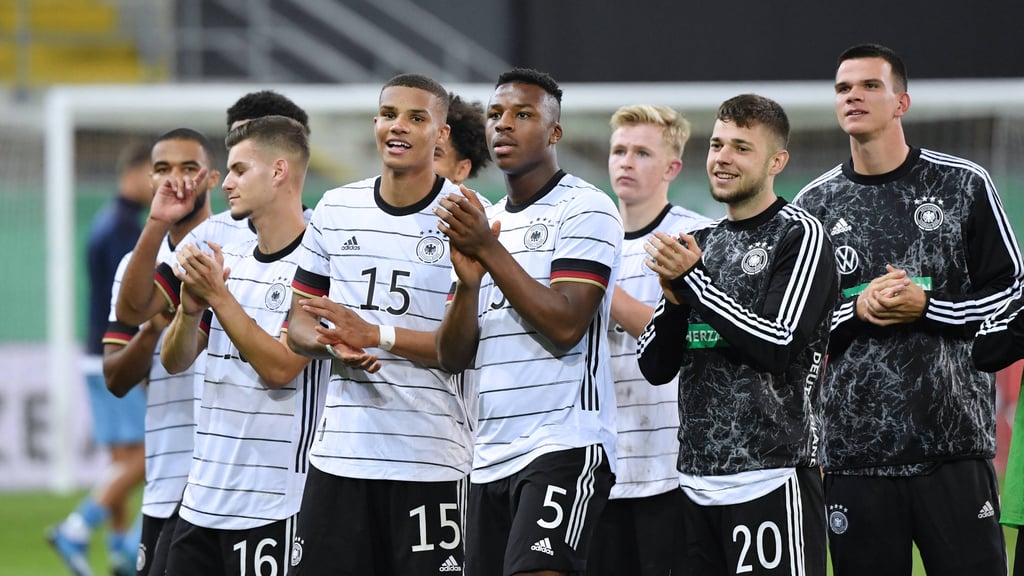 Erleichtert über den ersten Sieg unter dem neuen Trainer: Tom Krauß (3.v.l.) mit Kollegen