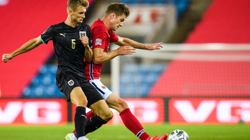 Norwegens Stürmer Alexander Sörloth (rechts) im Länderspiel gegen Österreichs Stefan Posch.