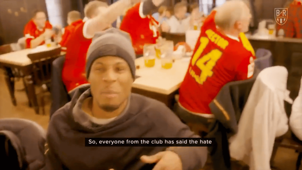 Ein US-Journalist befragt deutsche Fußballfans über RB Leipzig.